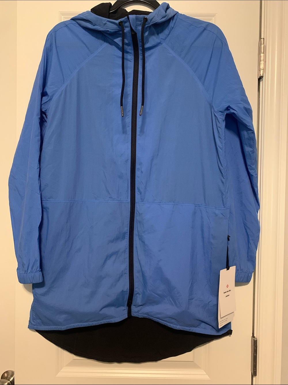 Lululemon Seek the Sky Jacket in Nile Blue
Packs into a belt bag. Sz 6, NWT